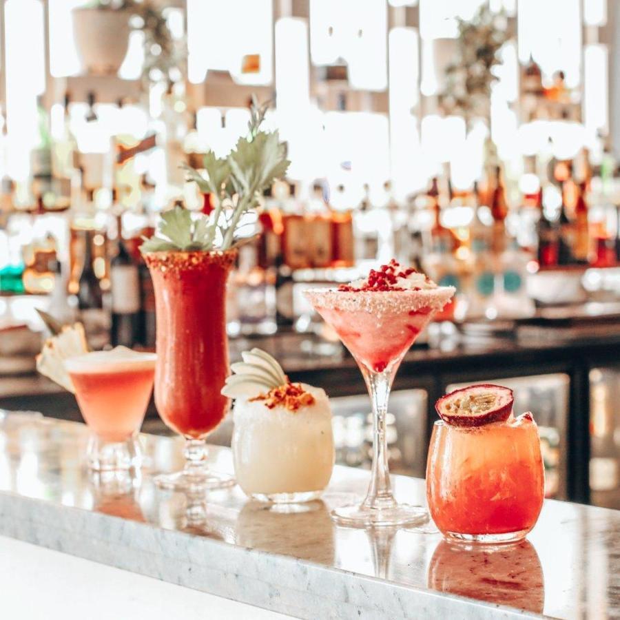Rumba Beach Resort Caloundra Exteriér fotografie Cocktails at the bar