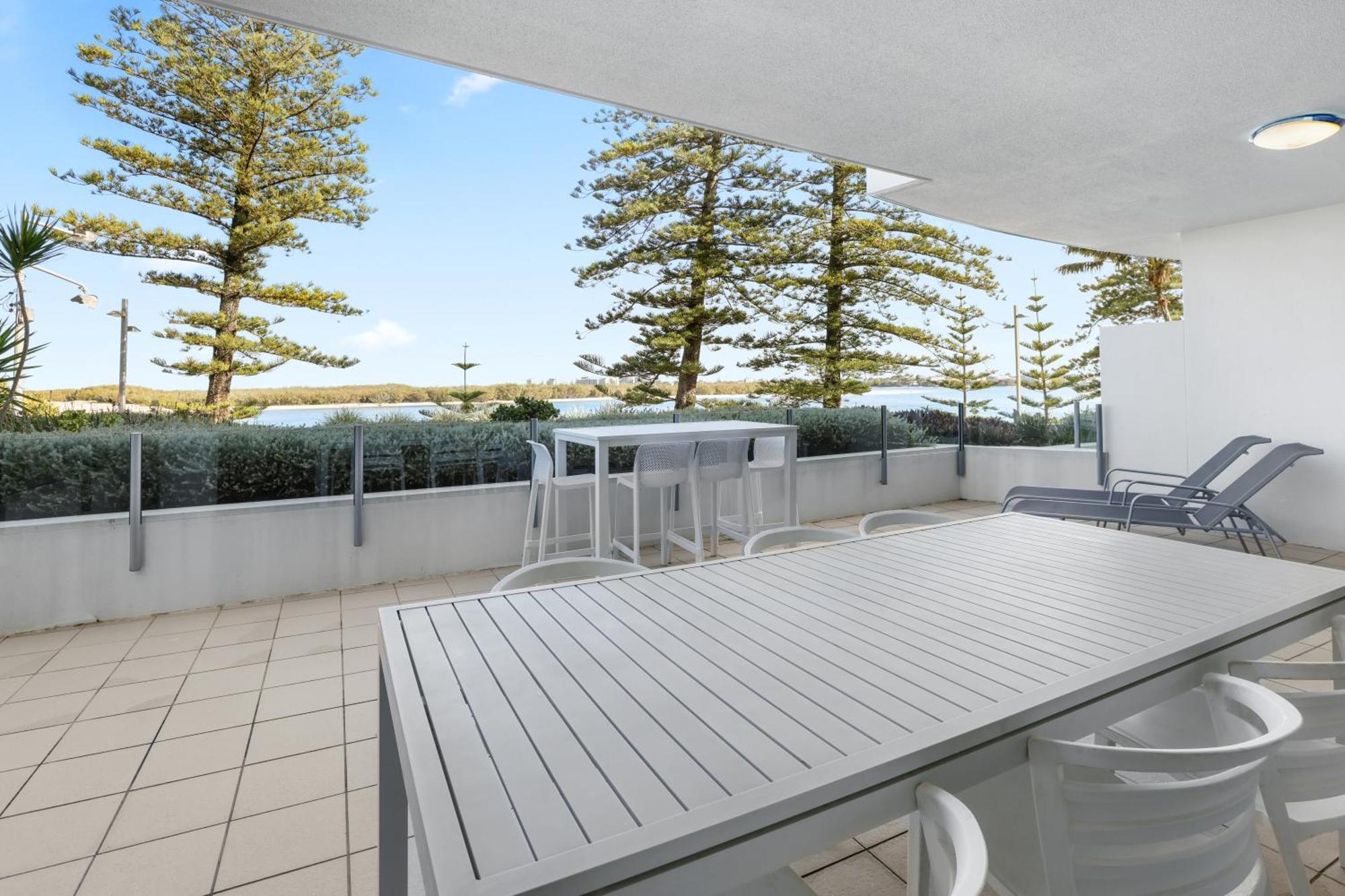 Rumba Beach Resort Caloundra Exteriér fotografie A balcony at a resort